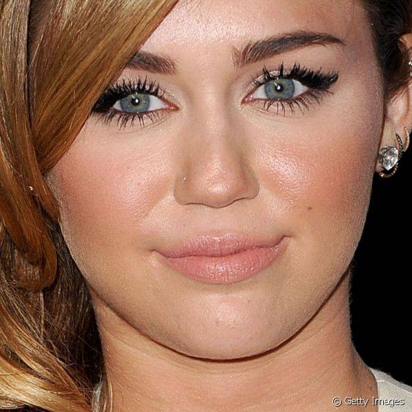 Batom nude cremoso e c?lios super alongados foram a aposta de Miley para o People's Choice Awards 2012